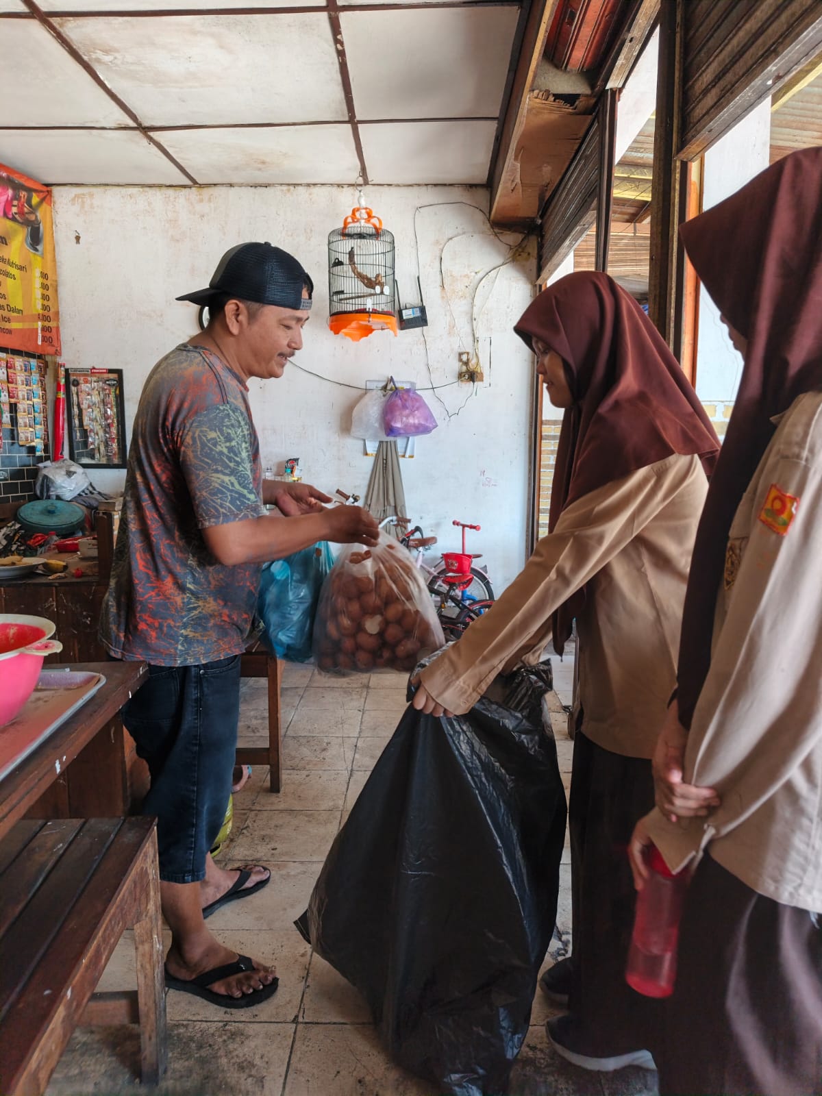 Program Rutin Kader Adiwiyata: Pengumpulan Cangkang Telur untuk Daur Ulang di MTsN 9 Bantul